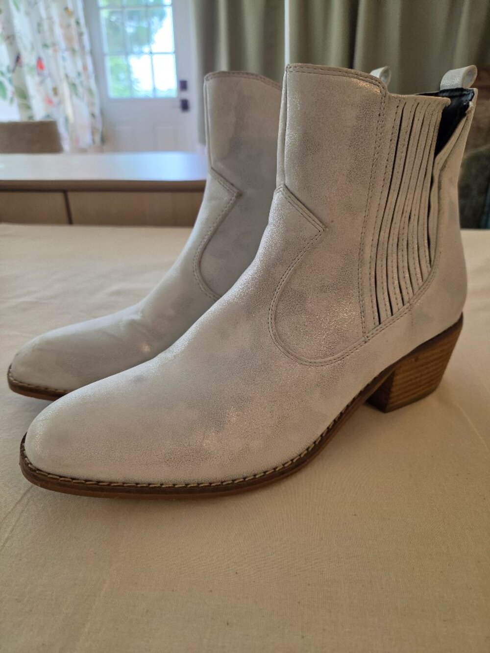 Starboard Boutique by Corkys White Silver Low Profile Boot Size 8 Women's